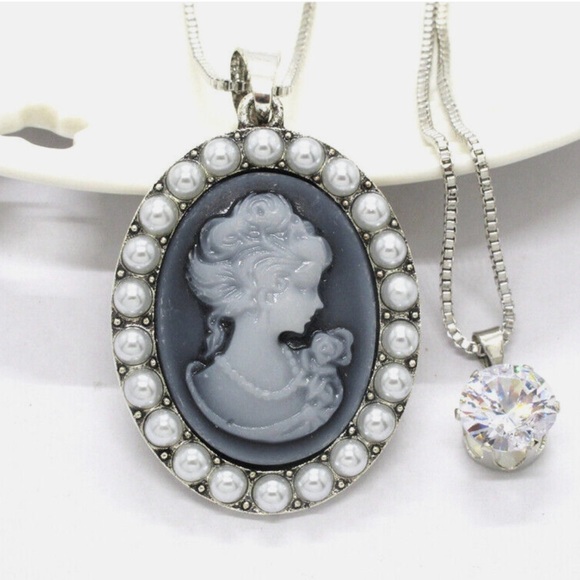 💙 Betsey Johnson Elegant Silver, Blue and White Cameo Pendant Necklace 💙 - Picture 2 of 4
